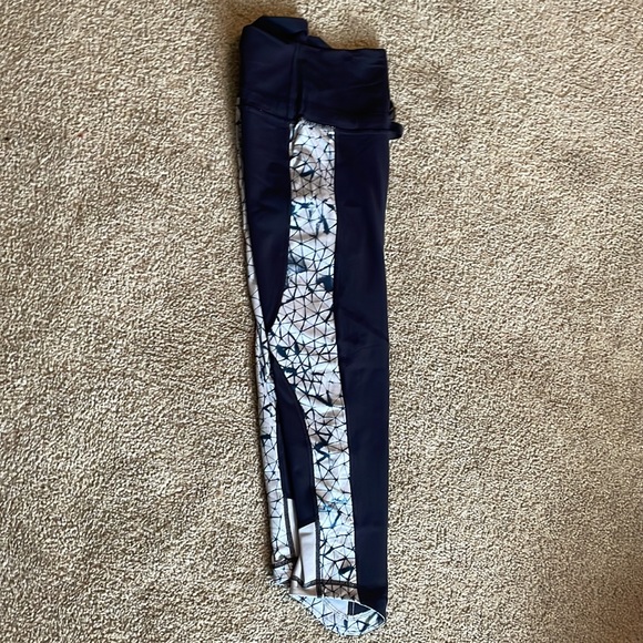 High-rise 3/4 length Lululemon Legging - Picture 5 of 5
